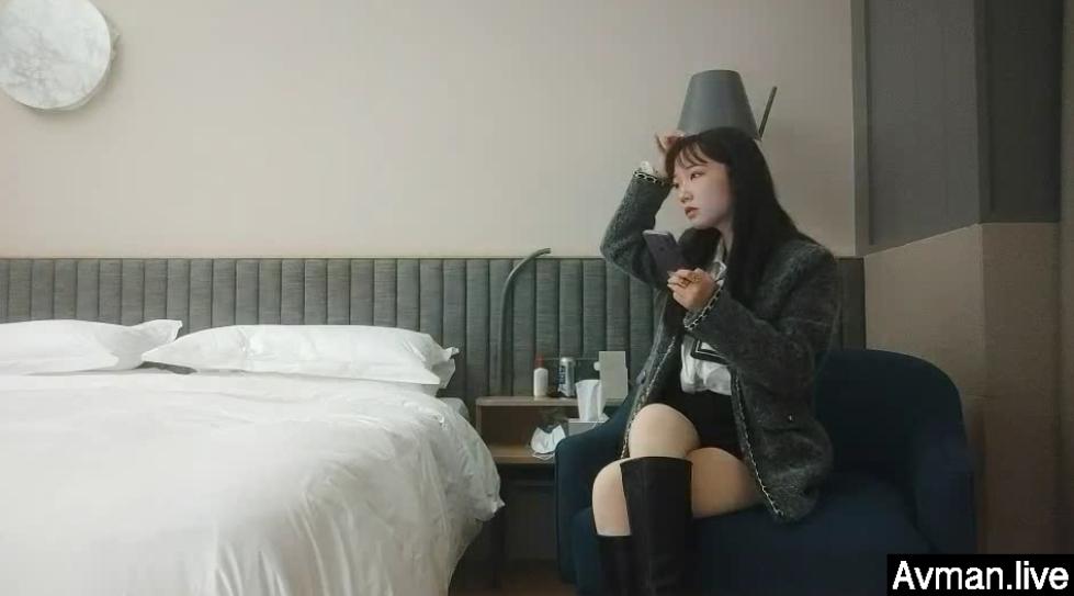 [MP4]02年乖巧甜美嫩妹 忍不住隔内裤摸穴 穿着高筒靴操逼 翘起屁股猛顶