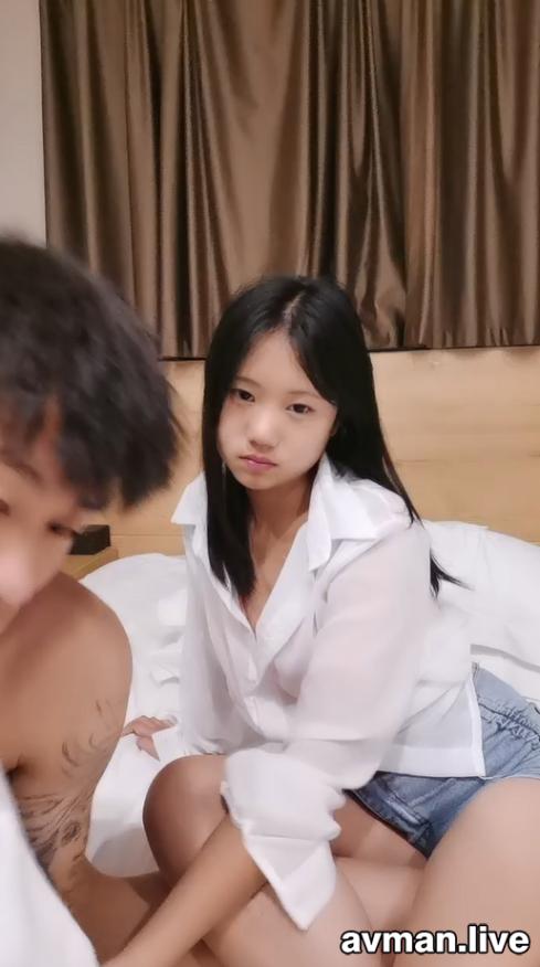 [MP4]乖巧邻家小妹妹！和小男友居家操逼！白色衬衣牛仔短裤，抓起屌吸吮